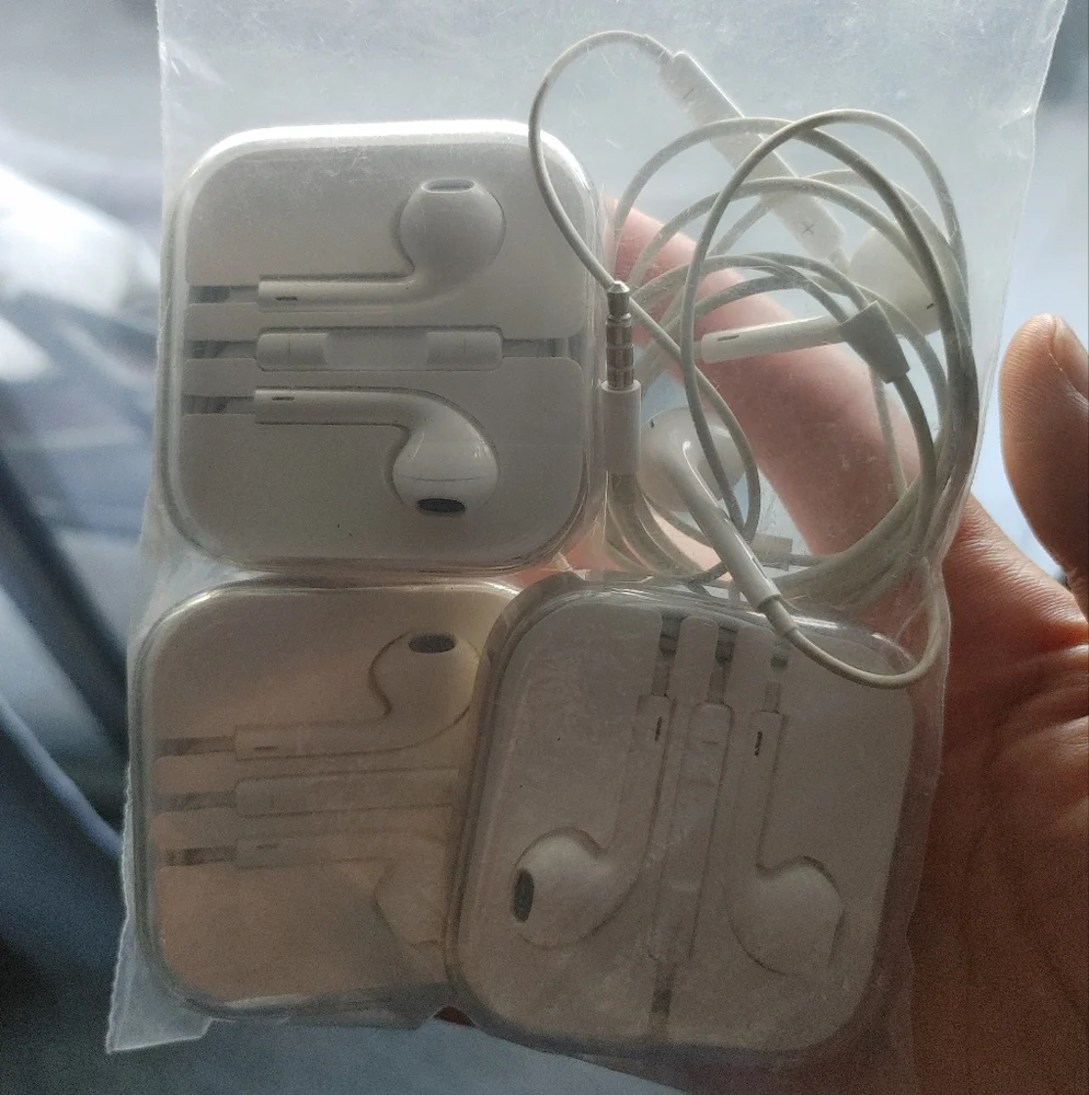 4 Apple 3.5mm White Earphones with Cases